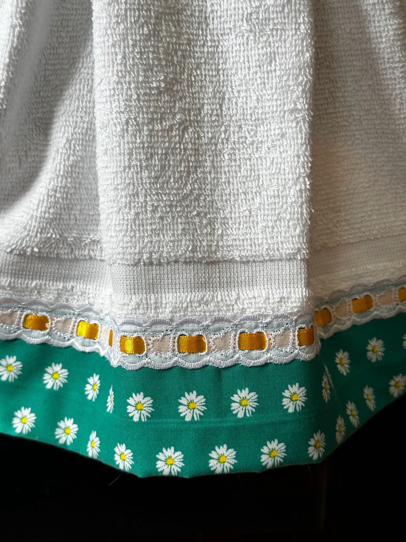 Hanging Towel - Daises in green background